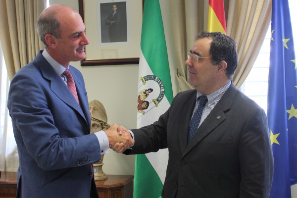 Ignacio de Cossío (i) junto al rector Vicente Guzmán