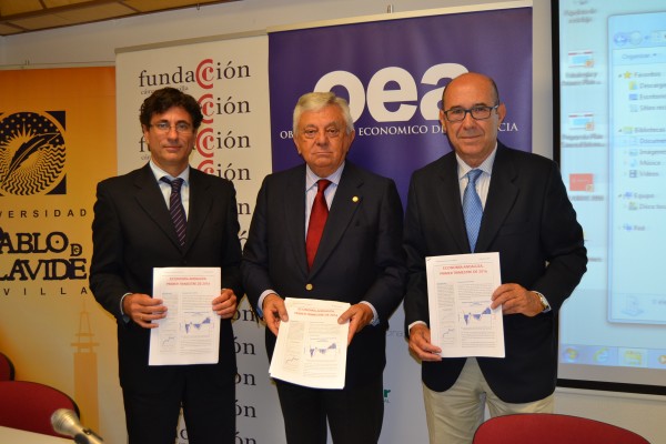 De izquierda a derecha, Manuel Alejandro Hidaldo, profesor de la Universidad Pablo de Olavide, Francisco Herrero, presidente de la Cámara de Comercio de Sevilla y Francisco Ferraro, presidente del Observatorio Económico de Andalucía.