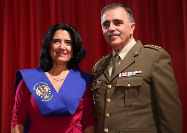 La vicerrectora de Relaciones Institucionales y Comunicación, Pilar Rodríguez Reina, recibió la Beca de Honor de manos del coronel Juan Enrique Gaya Curiel.