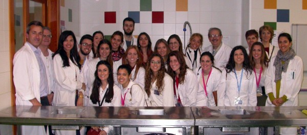 La foto recoge al alumnado visitante, profesorado de la UPO relacionado con el área de Nutrición Hospitalaria (Donaldo Arteta y Mercedes Atienza), a la directora de la Unidad de Gestión Clínica de Endocrinología y Nutrición de Valme, Mª Victoria Cózar; el Presidente de la Comisión Asesora de los directores de las unidades clínicas de este área asistencial, José Antonio Expósito, y el responsable de Nutrición del Hospital, José Antonio Irles.