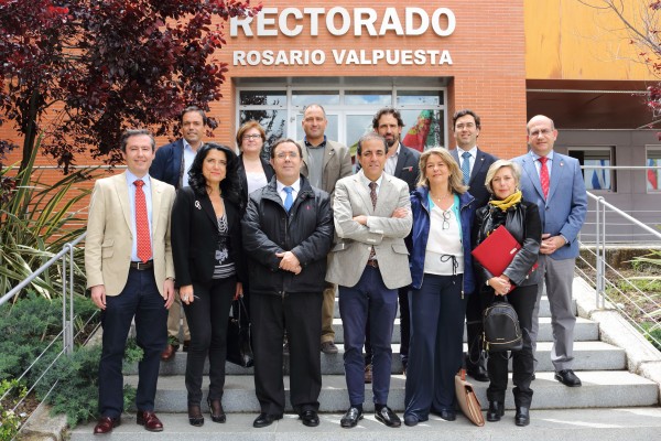 Los rectores de las universidades de Sevilla y Pablo de Olavide, Miguel Ángel Castro, y Vicente Guzmán, acompañados de una delegación de sus equipos de gobierno
