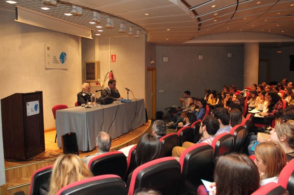 En la imagen, el profesor Rodolfo Sacco junto al profesor Antonio Lazari en un momento de su conferencia.