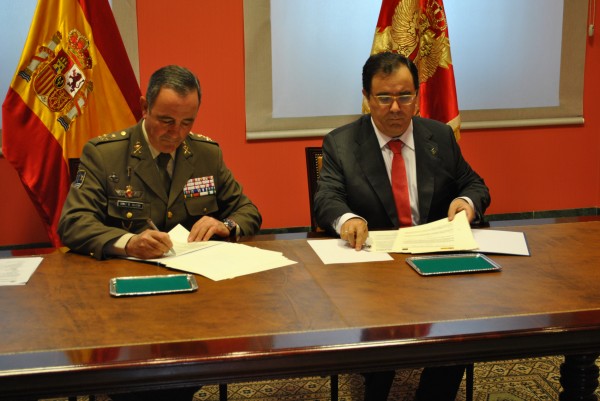 El rector Vicente Guzmán (d) y el jefe de la Fuerza Terrestre del Ejército de Tierra, Juan Gómez