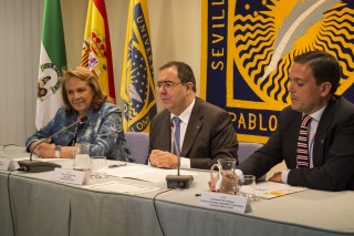 Vicente Guzmán junto a Concha Yoldi y el vicerrector de Estrategia, Empleabilidad y Emprendimiento de la UPO