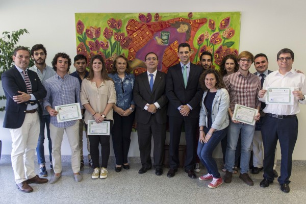 En el centro, el rector Vicente Guzmán, junto a Concha Yoldi, y los participantes en esta fase de Formación en Emprendimiento