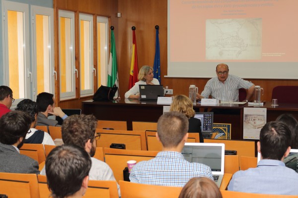 La investigadora de la Universidad de Panamá Beatriz Rovira ha sido presentada esta mañana por el profesor de la UPO José Ramón Carrillo García-Pinés.