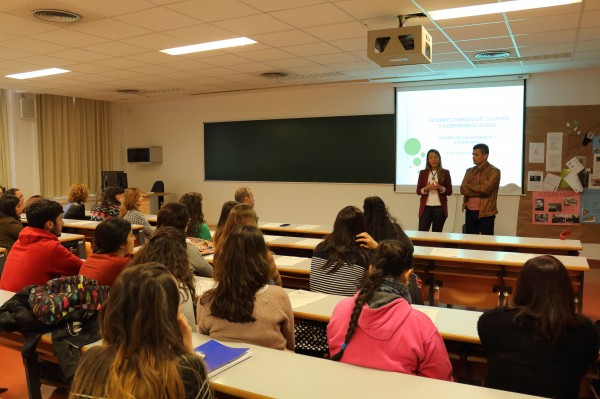 En la imagen, Germán Jaraíz Arroyo, director general de Programación Social y Cultural de la UPO, y Amanda Copete, coordinadora provincial de Voluntariado de la Junta de Andalucía, en la apertura del Encuentro.