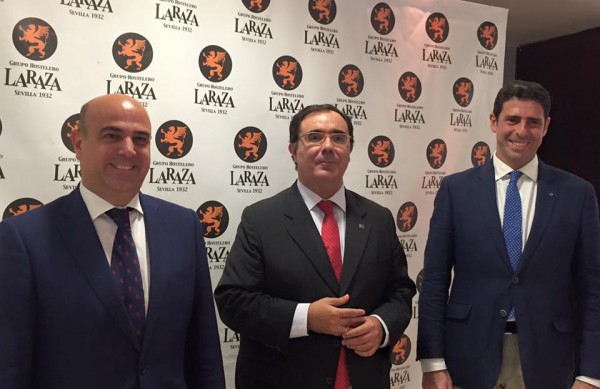 De izquierda a derecha: Pedro Sánchez-Cuerda, el rector de la UPO y José Ignacio de Rojas.