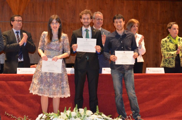 En el centro, Francisco José Román Rodríguez, alumno de Biotecnología de la UPO