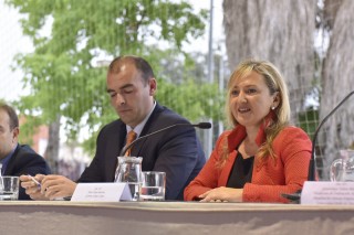 El decano de la Facultad de Ciencias Empresariales junto con la madrina de las promociones, Ana Llopis