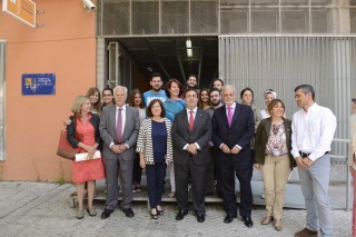 En el centro de la imagen, la consejera María José Sánchez Rubio, el rector de la UPO Vicente Guzmán y el Defensor del Pueblo Andaluz Jesús Maeztu, en un momento de la visita