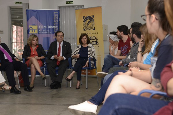 De izquierda a derecha, la vicerrectora Elodia Hernández, el rector de la UPO vicente Guzmán, y la consejera María José Sánchez Rubio junto a los residentes-becarios de la Flora Tristán.