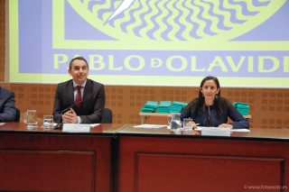 El padrino de la promoción y la decana de la Facultad de Ciencias del Deporte.
