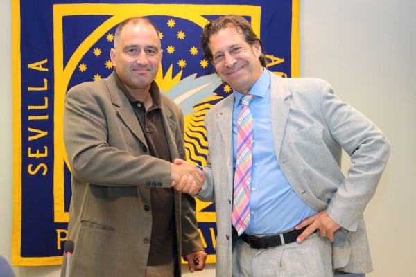 Bruno Martínez Haya, vicerrector de Investigación y Transferencia de Tecnología de la UPO, y Sergio Frenkel, director del Festival de las Naciones