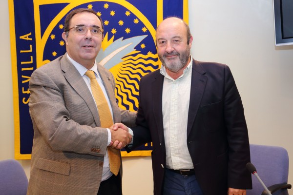 El rector Vicente Guzmán (i) y José de la Rosa, alcalde de Villamanrique de la Condesa y presidente de la Mancomunidad del Guadalquivir