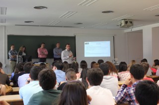 El decano informando sobre los grados que imparte la Facultad de Ciencias Empresariales.