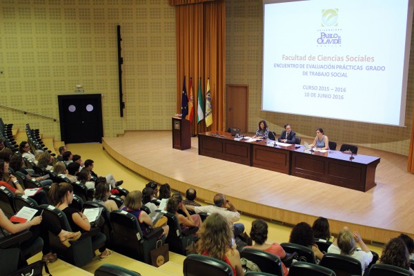 Esta mañana se ha celebrado el “Encuentro de Evaluación de Prácticas de Grado de Trabajo Social”, que ha sido inaugurado por el vicerrector de Estrategia, Empleabilidad y Emprendimiento José Manuel Feria Domínguez, junto con la decana Rosa Mª Díaz Jiménez, y la vicedecana de Prácticas, Antonia Corona Aguilar, de la Facultad de Ciencias Sociales de la UPO.