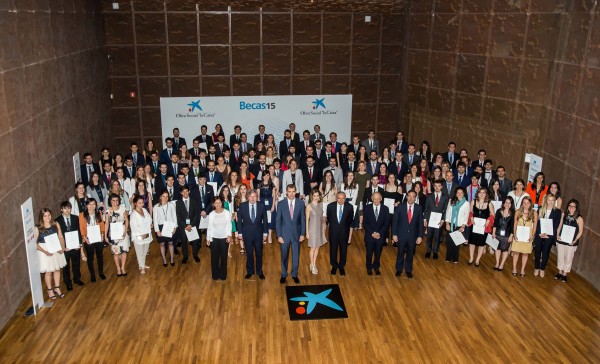 Los 120 estudiantes becados por "la Caixa" junto a los Reyes de España.