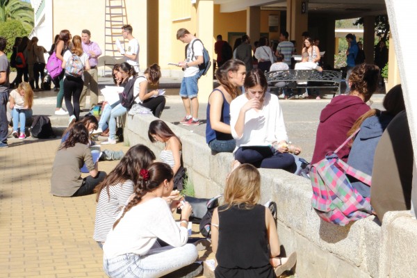 Imagen de estudiantes en un descanso de la prueba de Selectividad del pasado año.