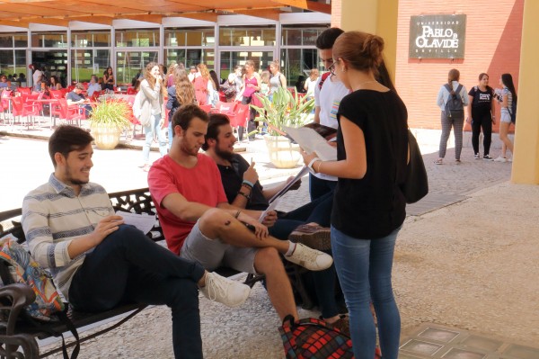 Estudiantes repasan antes de uno de los exámenes de la PAU de hoy