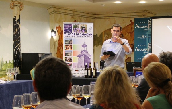 El sumiller andaluz afirma que la industria del vino está comenzando a recuperar su salud porque ha comenzado a aprender de sus errores del pasado
