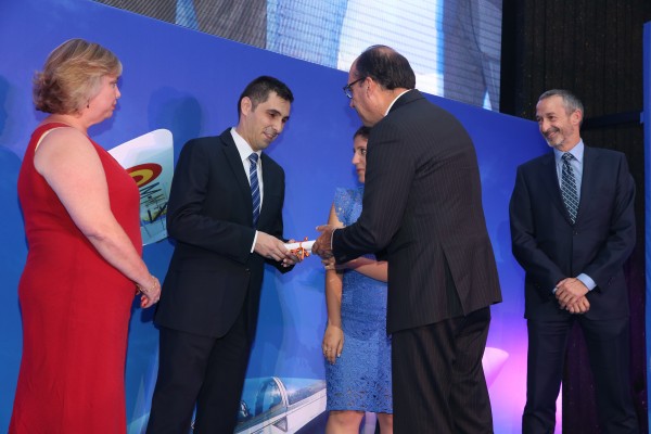 El profesor Guillem Colom recibe el premio de manos del secretario general de Política de Defensa del Ministerio de Defensa, Alejandro Enrique Alvarogonzález