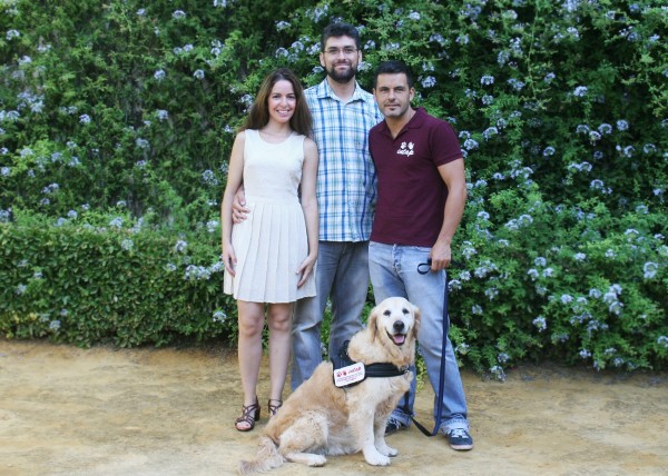 María Perea, Javier López-Cepero y Arcadio Tejada en compañía de Ula, una golden retriever.