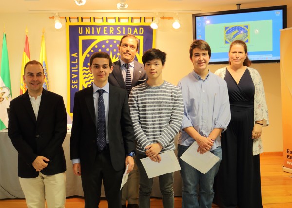 Martín del Trigo Manzanera (a la derecha) junto a sus compañeros que asistieron también a la Olimpiada Nacional de Economía.