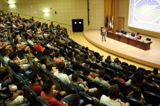 Mercedes de la Torre da la Bienvenida a los nuevos estudiantes de la UPO en el Paraninfo