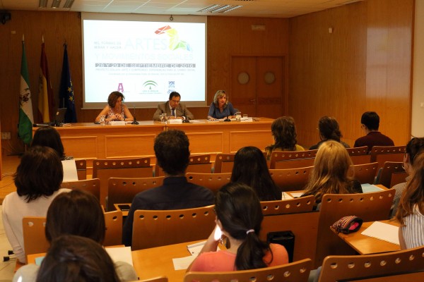 En la imagen, de izquierda a derecha, Dolores Ferre Cano, directora general de Universidades de la Consejería de Economía y Conocimiento de la Junta de Andalucía; el rector de la UPO Vicente Guzmán Fluja, y Elodia Hernández León, vicerrectora de Cultura y Compromiso Social de la UPO.