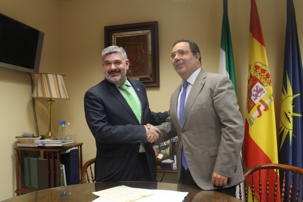 El alcade del Ayuntamiento de Écija, David Gracia, y el rector de la UPO, Vicente Guzmán.
