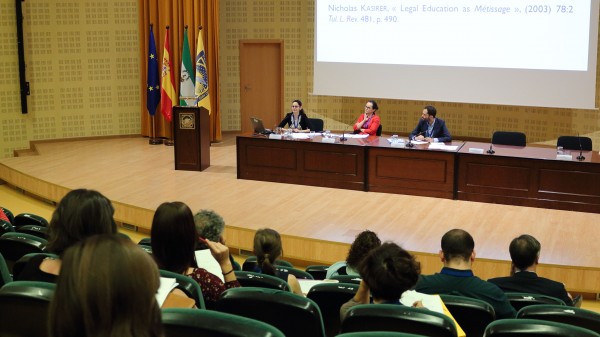 Yaëll Emerich, Lucja Biel y javier Moreno durante el coloquio en el Paraninfo
