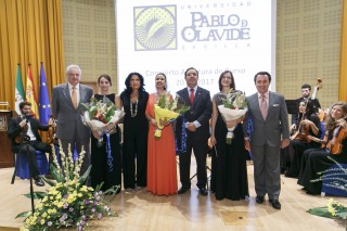 De izq a dha: Francisco Guerrero, presidente institucional del Proyecto Socio-Cultural de la Compañía Sevillana de Zarzuela, la concertina Claudia Gallardo, Pilar Rodríguez, vicerrectora de Relaciones Institucionales y Comunicación de la UPO, la soprano Carmen Jiménez, el rector de la UPO, Vicente Guzmán, la directora de orquesta de Sevilla, Elena Martínez, y el director del Proyecto Socio-Cultural de la Compañía Sevillana de Zarzuela, Javier Sánchez-Rivas.