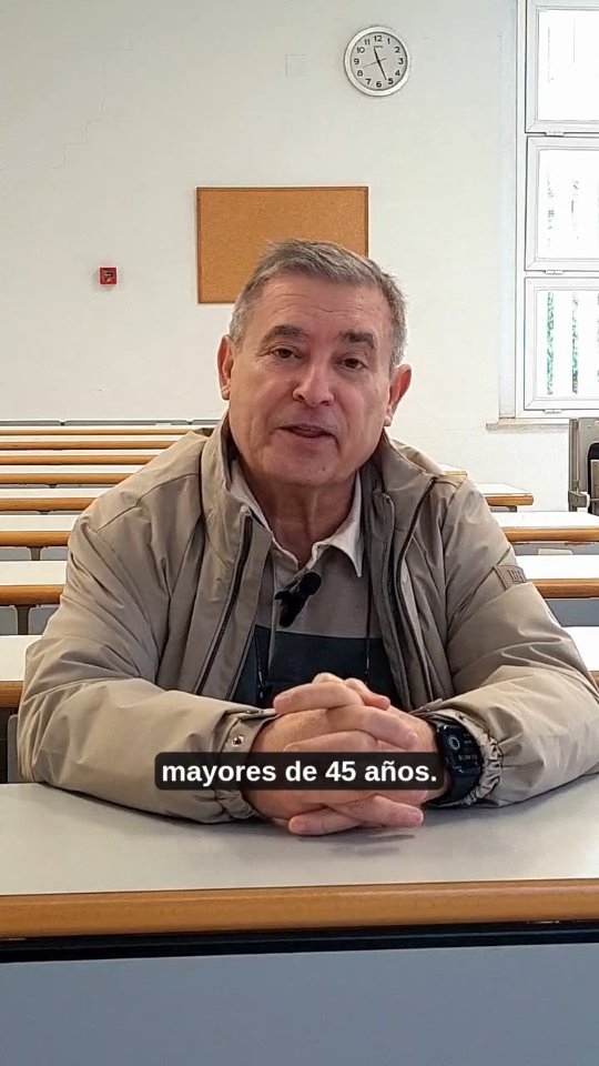 Juan Antonio tiene 66 años y estudia Criminología en la Universidad Pablo de Olavide. Sí, 66. 

Accedió a la Universidad a través de las pruebas para mayores de 45 años y hoy vive una etapa que llevaba tiempo esperando. Su historia es la prueba de que la curiosidad no se jubila, de que las ganas de aprender no entienden de fechas ni de edades.

Si alguna vez pensaste “ya es tarde para mí”, quizá no lo sea.

Desde hoy está abierto el plazo de inscripción para las pruebas de acceso a la Universidad para mayores de 45 años en la UPO. Una oportunidad para quienes ya han cumplido o cumplen 45 en este año y no cuentan con otra vía de acceso a la universidad.

👉 Tienes hasta el 9 de marzo para inscribirte. Las pruebas se celebrarán los días 10 y 11 de abril en nuestro campus.

A veces no se trata de empezar pronto, sino de empezar cuando estás preparado. 

Y ese momento puede ser ahora.

#LaOlavideEresTú #Mayores45 #AccesoUPO #LaOlavideEresTú