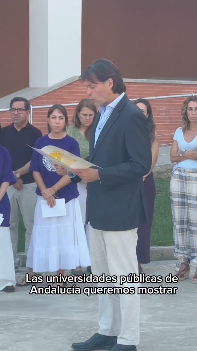 La Universidad Pablo de Olavide ha guardado un minuto de silencio en repulsa y condena por el asesinato en México de Claudia Tacoronte Aguilera, estudiante de la Universidad de Granada.

Durante el acto, el rector de la UPO ha dado lectura al comunicado suscrito por las universidades públicas de Andalucía, entre ellas la Universidad Pablo de Olavide.

La comunidad universitaria de la UPO quiere trasladar sus más sentidas condolencias y todo su afecto a la familia y personas allegadas a Claudia Tacoronte, a sus compañeros y compañeras y a toda la comunidad universitaria de @canalugr. 

Descanse en paz.