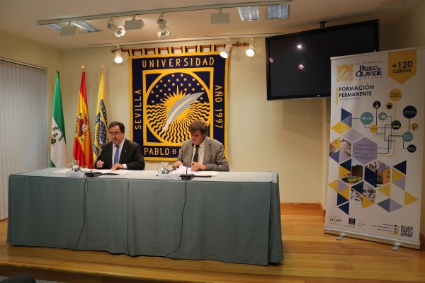 El rector y presidente de la Fundación UPO, Vicente C. Guzmán Fluja, y el director de la Escuela Sevillana de Mediación, Javier Alés Sioli.