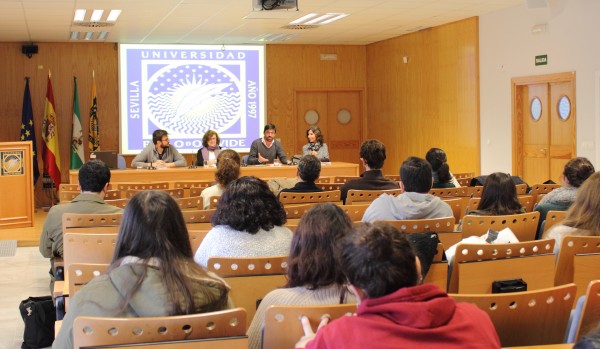 En la mesa de presentación, de izq. a dcha., Francisco Javier Jiménez del CEUPO; Isabel Lucena, vicerrectora de Internacionalización, el director del ARIC, Miguel Ángel Herrera, y la vicedecana de Internacionalización de la Facultad de Ciencias Sociales, Beatriz Macías.