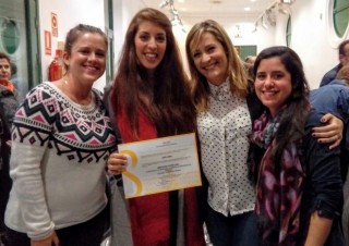 En el centro, la estudiante premiada, Elisabeth Gómez