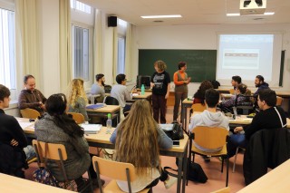 Las profesoras Patricia F. Moore y Sonia Casal impartiendo el curso