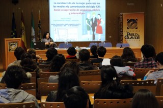 Olga Cruz durante la ponencia 'La construcción de la mujer poderosa en los medios de comunicación'