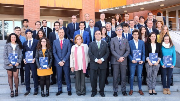 Premiados por la Fundación de Municipios junto a los/as alcaldes, Amparo Rubiales y el rector Vicente Guzmán