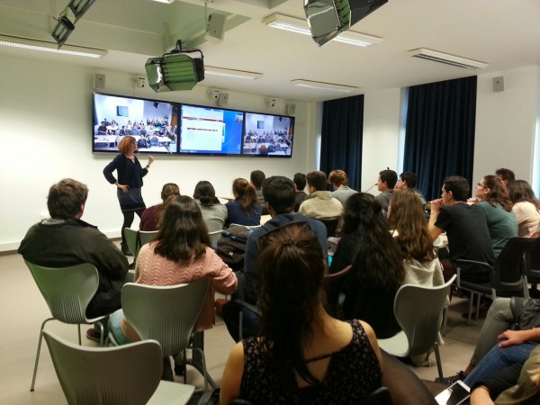 Lisa Cherivtch durante su clase impartida en un aula multimedia