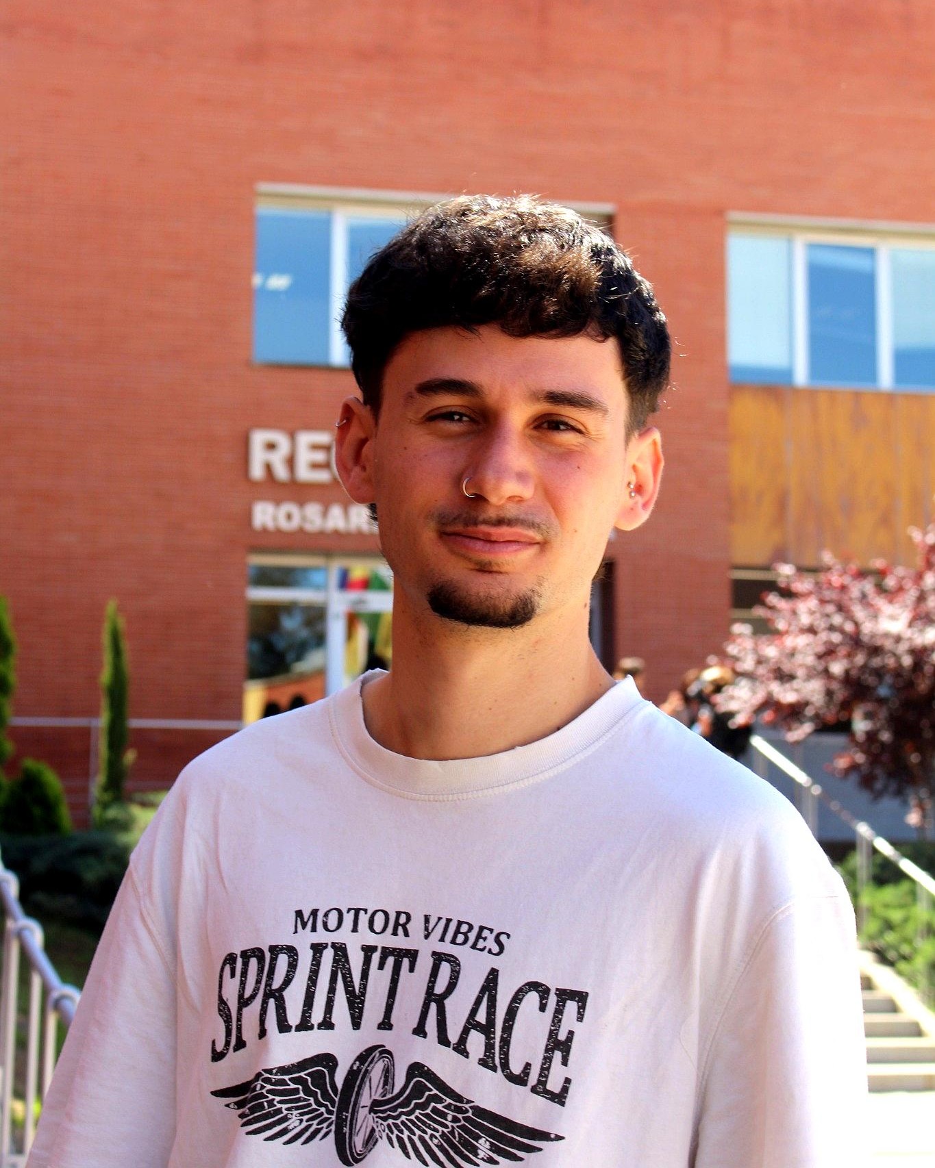 🔝 Queremos felicitar a nuestro doctorando Rafael Zambrana, que ha obtenido una beca Fulbright-Junta para realizar una estancia de seis meses en la Universidad de California, Berkeley. Rafael es uno de los diez seleccionados en Andalucía en 2026 para continuar su formación en universidades de Estados Unidos.

Graduado en Sociología por la Universidad Pablo de Olavide, durante su estancia desarrollará una de las líneas centrales de su tesis doctoral, centrada en analizar cómo las percepciones sociales sobre los avances en igualdad influyen en el comportamiento electoral y en la respuesta de los partidos políticos. En concreto, estudiará cómo los partidos reflejan estas cuestiones en sus programas y discursos y en qué medida las incorporan de forma real en sus propuestas.

🔷 Su paso por Berkeley le permitirá reforzar el marco teórico y analítico de su trabajo en un entorno académico de referencia internacional, además de abrir nuevas vías de colaboración y desarrollo investigador.

💬 Rafael lanza un mensaje a quienes se plantean optar a oportunidades como esta: “lo más importante es no percibirlas como algo inaccesible. Aunque el expediente académico tiene peso, en programas como Fulbright es clave la calidad del proyecto, la motivación y la capacidad de defenderlo con claridad”. También recomienda informarse con tiempo, explorar las distintas opciones de movilidad internacional y, sobre todo, tener la iniciativa de intentarlo.

Mucha suerte, @rafazp99. Te deseamos lo mejor en esta experiencia.

#fulbrightspain #becafulbright #OlavideInternacional #LaOlavideEresTú