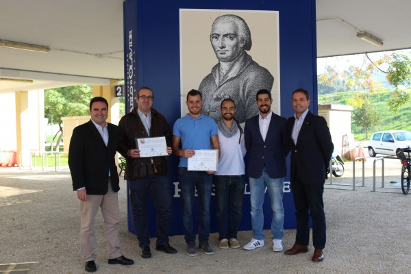 Rafael Cantillana y Manuel Chaves con los diplomas de finalistas junto a José Manuel Feria, vicerrector de Estrategia, Empleabilidad y Emprendimiento, a la izquierda
