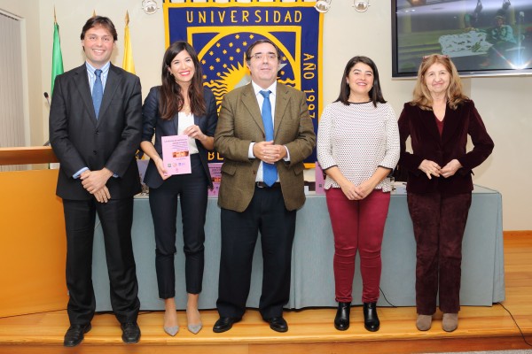 De izq a dcha:Francisco Oliva, profesor de la UPO, Laura Flores , autora del libro y ganadora del II Premio de Investigación Rosario ValpuestaVicente Guzmán, rector de la UPO,Agripina Cabello, vicepresidenta de la Diputación de SevillaAna María Ruiz-Tagle, vicepresidenta de la Asociación Rosario Valpuesta
