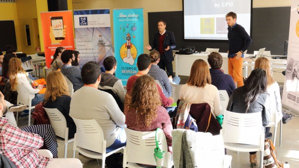 José Manuel Feria, vicerrector de de Estrategia, Empleabilidad y Emprendimiento de la UPO, da la bienvenida a los participantes en Ideas Factory