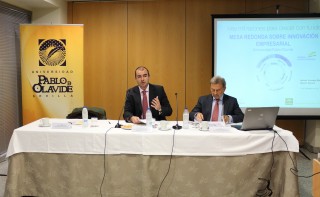 De izq. a dcha.: el decano de la Facultad de Ciencias Empresariales de la UPO, Jesús Cambra, y el director general de la Agencia IDEA, Antonio González.