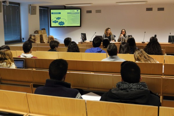 Rosario Rodríguez Escudero y Lourdes Moya en un momento del taller.