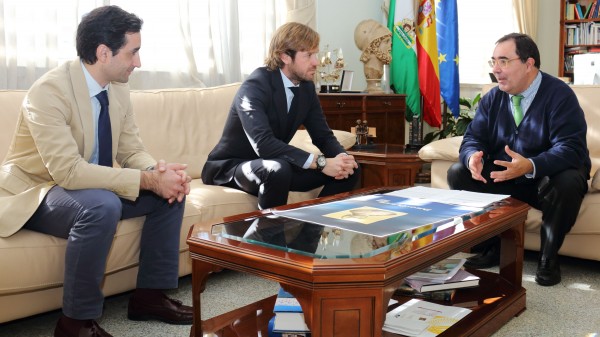 El empresario Rosauro Varo se ha reunido con el rector Vicente Guzmán para abordar el desarrollo de acciones conjuntas en materia de formación y emprendimiento.