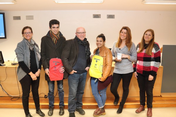 El decano y las directoras generales de grado junto con algunos de los estudiantes premiados.